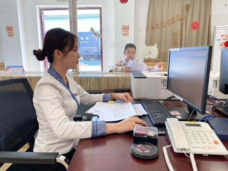 春節(jié)期間，中老鐵路員工堅(jiān)守崗位，保障鐵路運(yùn)行安全、暢通。李加勇攝