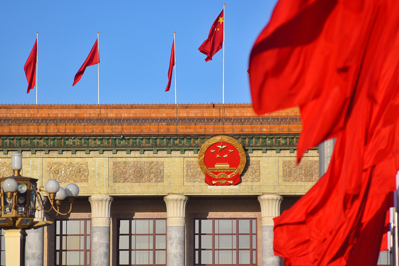 2024年3月8日，北京上空現(xiàn)“兩會(huì)藍(lán)”，人民大會(huì)堂前紅旗飄揚(yáng)。
