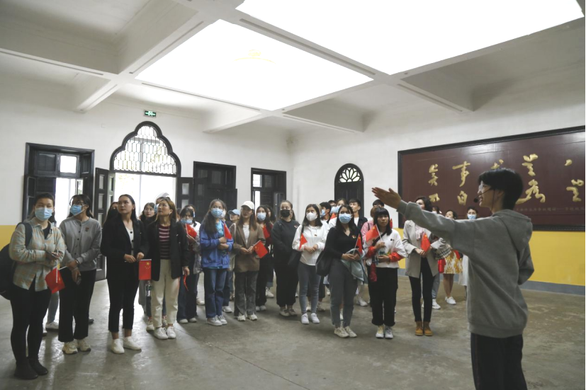2021年5月20日，在喜迎中國共產(chǎn)黨建黨100周年之際，我校開展了少數(shù)民族學(xué)生“學(xué)黨史、感恩黨、跟黨走”紅色研學(xué)活動。