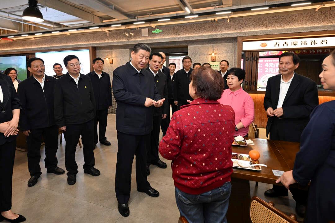△2024年4月22日，習(xí)近平總書記來到重慶九龍坡區(qū)謝家灣街道民主村社區(qū)考察。