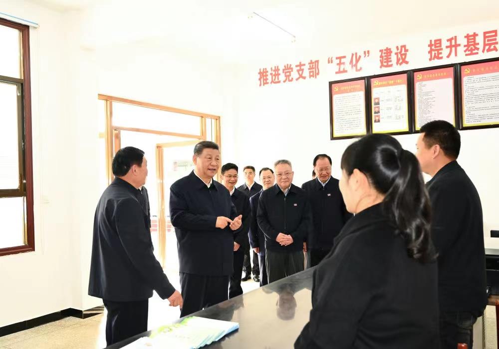 △2024年3月19日，習(xí)近平總書記在湖南常德市鼎城區(qū)謝家鋪鎮(zhèn)港中坪村黨群服務(wù)中心了解當(dāng)?shù)貫榛鶎訙p負(fù)、提升基層治理效能等情況。
