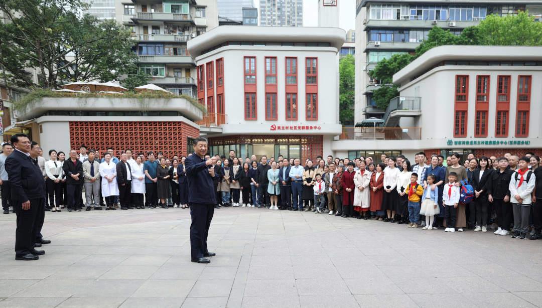 △2024年4月22日，習(xí)近平總書記來到重慶九龍坡區(qū)謝家灣街道民主村社區(qū)考察。