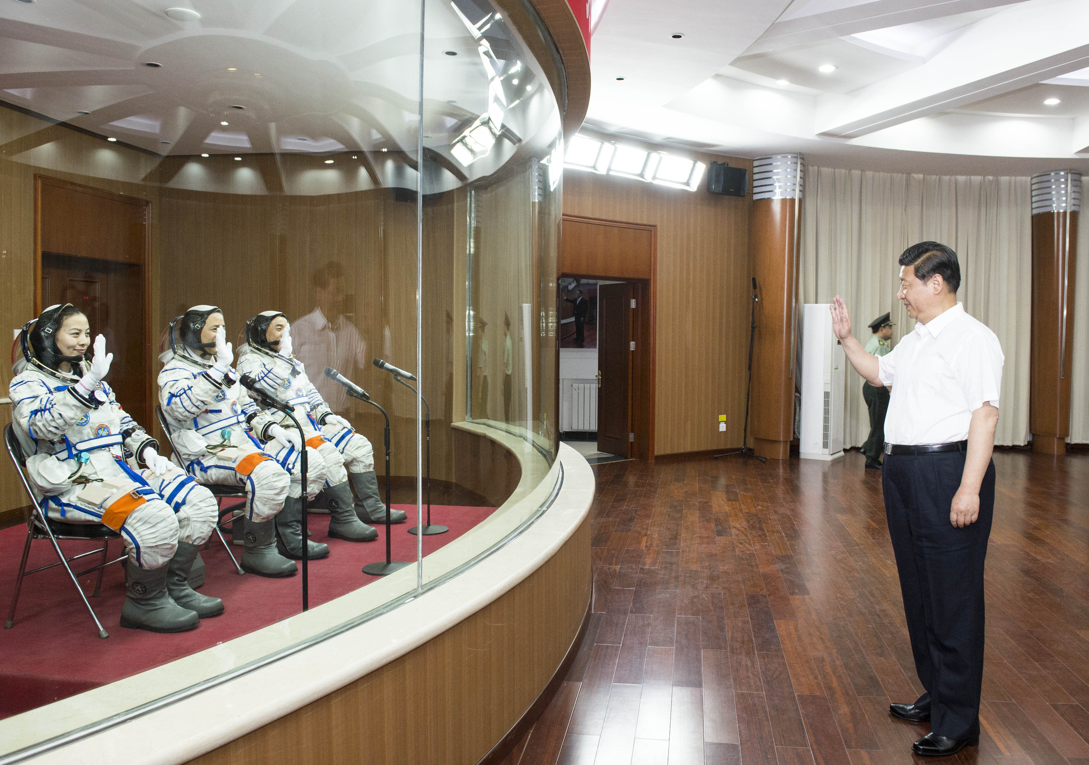 2013年6月11日，習(xí)近平總書記在酒泉衛(wèi)星發(fā)射中心觀看神舟十號載人飛船發(fā)射。這是習(xí)近平向即將出征的航天員聶海勝、張曉光、王亞平揮手致意。