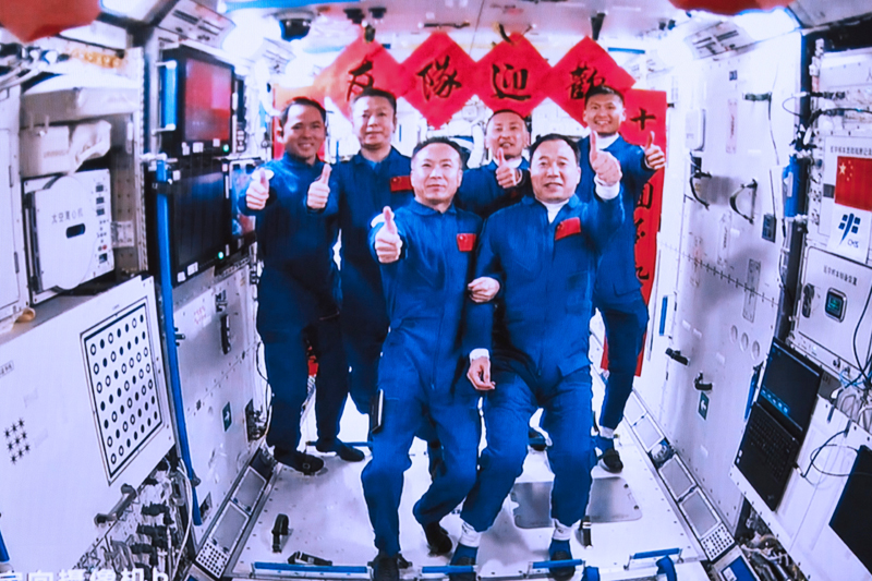2023年5月30日，在北京航天飛行控制中心拍攝的神舟十五號航天員乘組與神舟十六號航天員乘組拍下“全家?！钡漠嬅?。