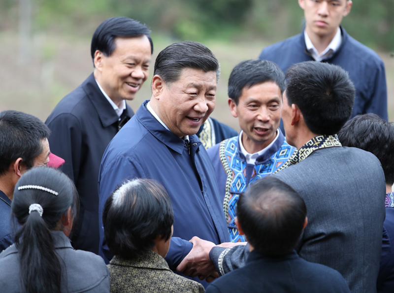 2019年4月15日至17日，中共中央總書記、國(guó)家主席、中央軍委主席習(xí)近平在重慶考察，并主持召開解決“兩不愁三保障”突出問題座談會(huì)。這是4月15日下午，習(xí)近平在石柱土家族自治縣中益鄉(xiāng)華溪村同村民親切交流。新華社記者 丁海濤 攝
