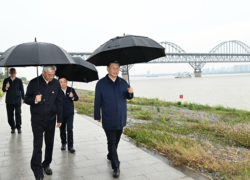 2023年10月10日至13日，中共中央總書記、國家主席、中央軍委主席習(xí)近平在江西考察。這是10日下午，習(xí)近平在長江國家文化公園九江城區(qū)段考察時，冒雨沿江堤步行察看沿岸風(fēng)貌。新華社記者 謝環(huán)馳 攝