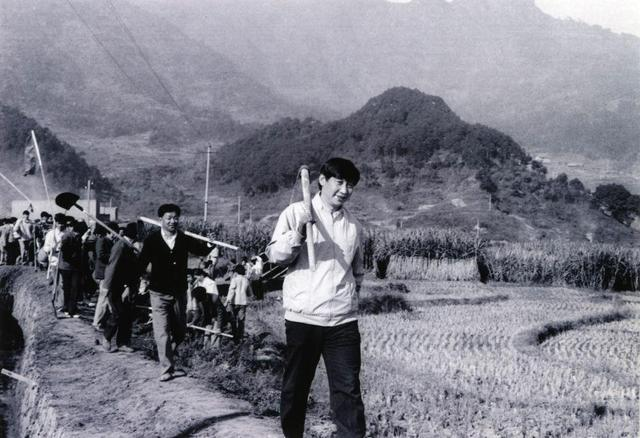 1989年12月2日，時(shí)任中共寧德地委書記的習(xí)近平帶領(lǐng)地直機(jī)關(guān)千余名干部到寧德縣南漈水利工地參加清溝排障修整水渠勞動(dòng)。新華社發(fā)