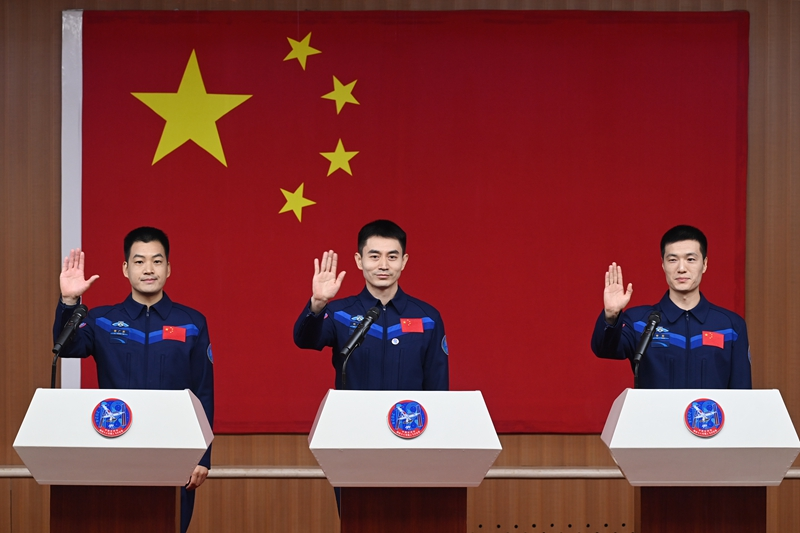 2024年月24日，神舟十八號載人飛行任務(wù)航天員葉光富（中）、李聰（右）、李廣蘇在酒泉衛(wèi)星發(fā)射中心問天閣與媒體記者集體見面。