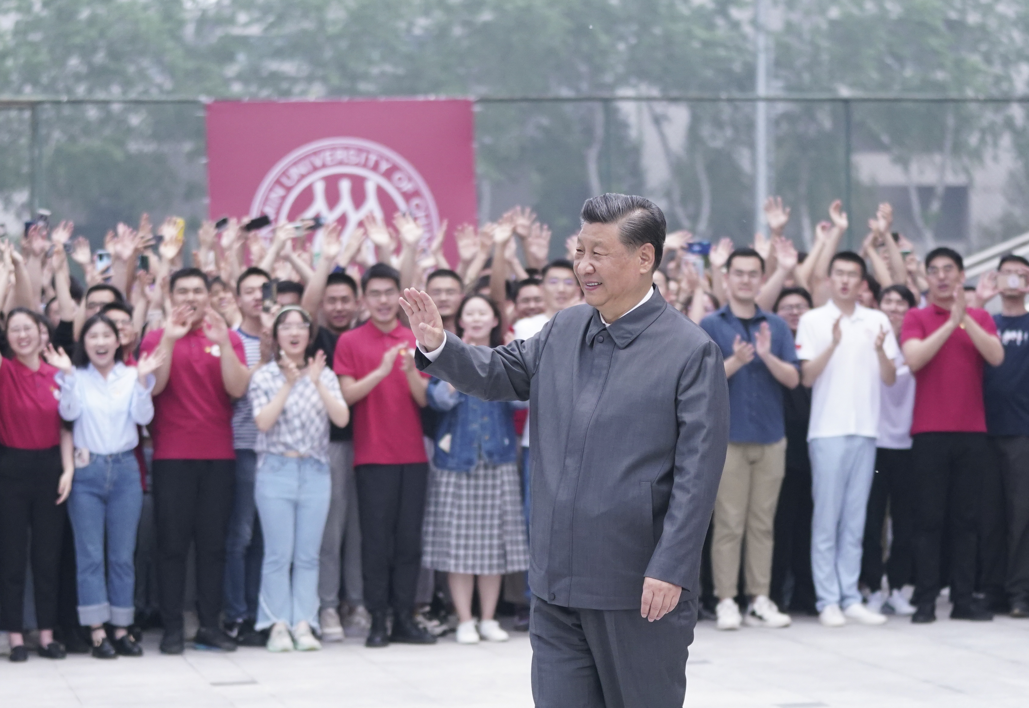 2022年4月25日，習(xí)近平總書記來(lái)到中國(guó)人民大學(xué)考察調(diào)研。這是習(xí)近平向師生們揮手致意。