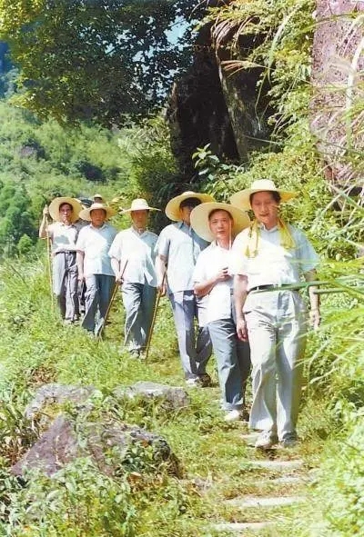 1989年7月，習(xí)近平在壽寧縣山村。