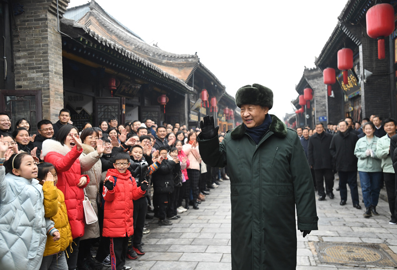 2022年1月27日，習(xí)近平總書記在平遙古城向現(xiàn)場群眾揮手致意。
