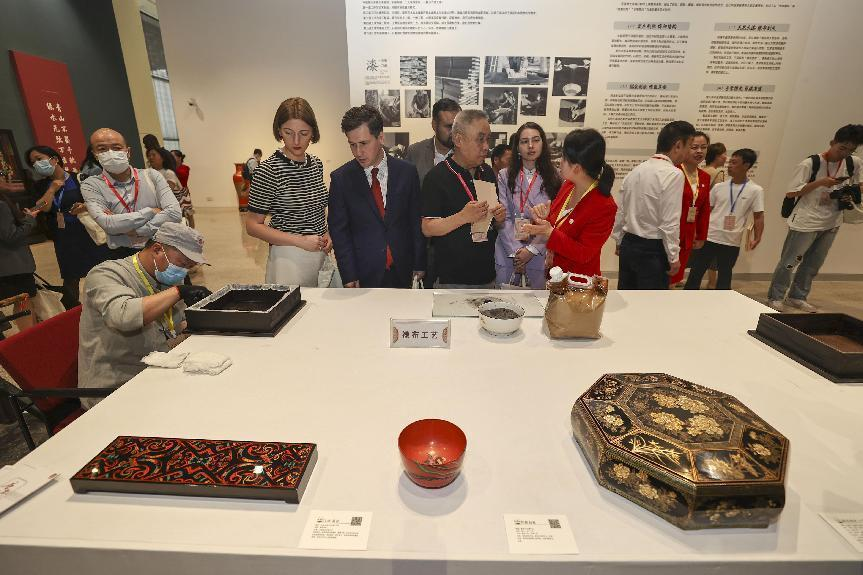 2023年5月28日，北京，推光漆器匠人為駐華使節(jié)展示技藝。
