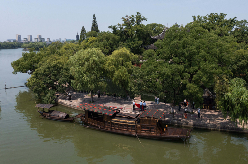 2022年7月27日，南湖紅船?？吭谡憬〖闻d市南湖旅游區(qū)的湖心島旁。