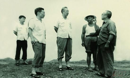 1978年8月，習(xí)仲勛（左三）在廣東惠陽農(nóng)村調(diào)研。在清華大學(xué)讀書的習(xí)近平（左一）利用暑假時間參加社會實踐，隨同父親一起下鄉(xiāng)。