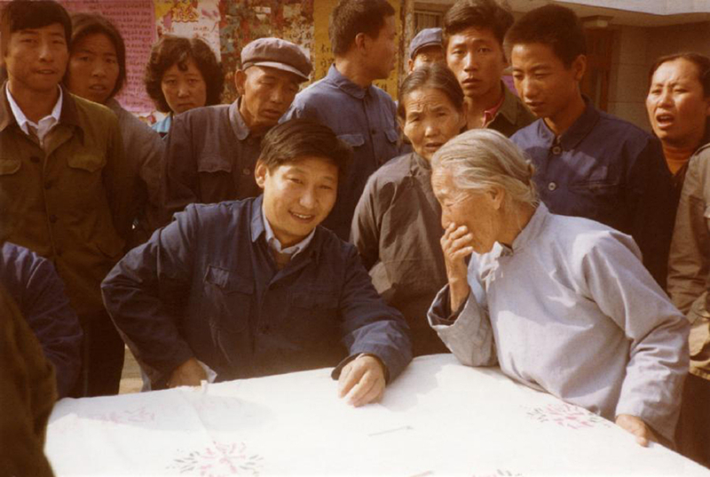 1983年，時任河北正定縣委書記的習(xí)近平（前排居中），臨時在大街上擺桌子聽取老百姓意見。