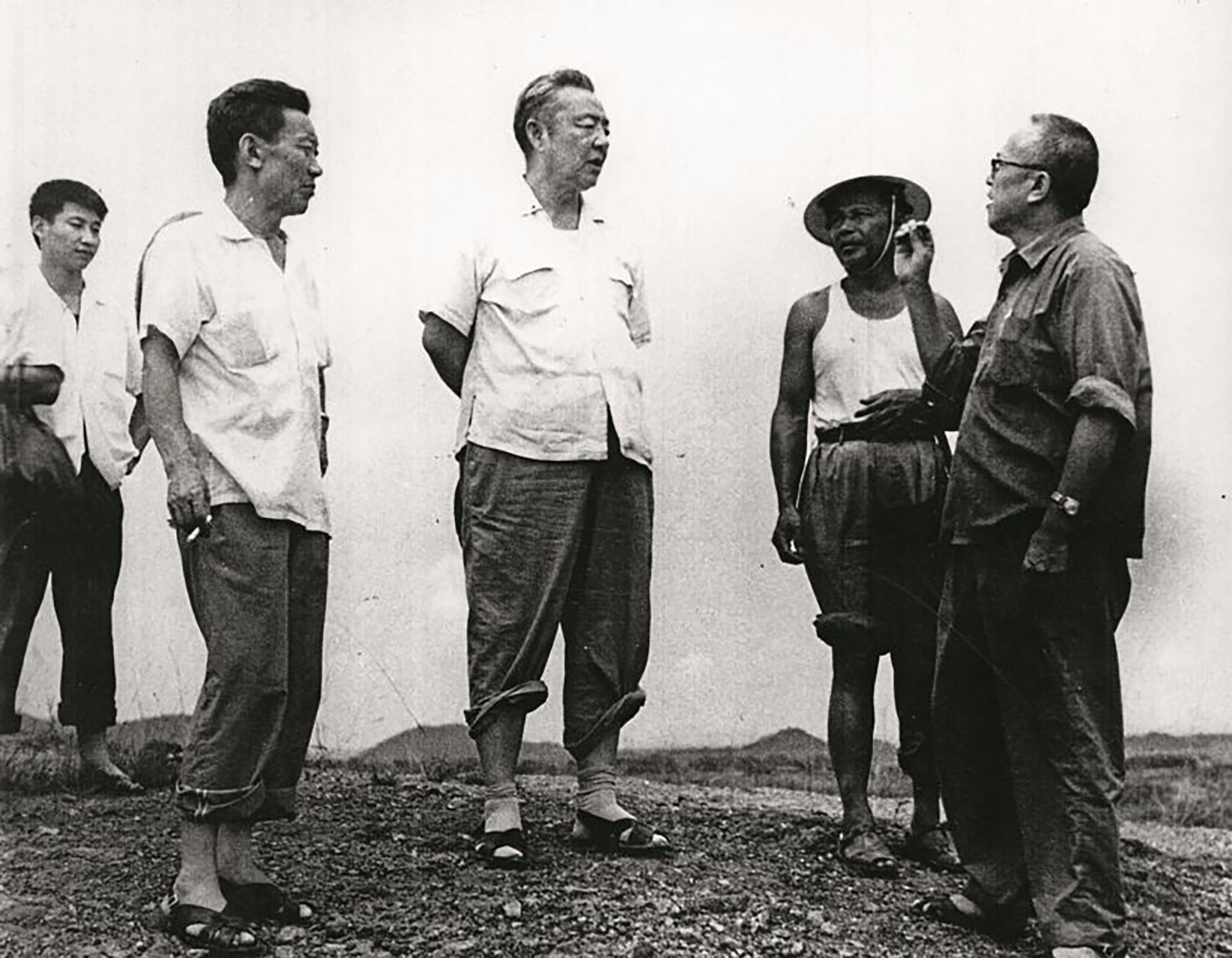 1978年8月5日，習(xí)仲勛（中）在廣東惠陽(yáng)地區(qū)調(diào)研。左二為廣東省委農(nóng)村工作部副部長(zhǎng)杜瑞芝，右一為惠陽(yáng)地委書記李富林。 左一為當(dāng)時(shí)正在清華大學(xué)暑期的習(xí)近平。