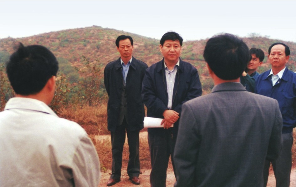 1999年11月，習(xí)近平在龍巖市長汀縣河田水土流失治理區(qū)調(diào)研。圖源：《習(xí)近平在福建（下）》