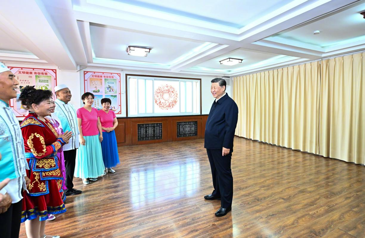 6月19日下午，習(xí)近平總書記在銀川市金鳳區(qū)長(zhǎng)城花園社區(qū)活動(dòng)室考察時(shí)，同社區(qū)居民親切交流。