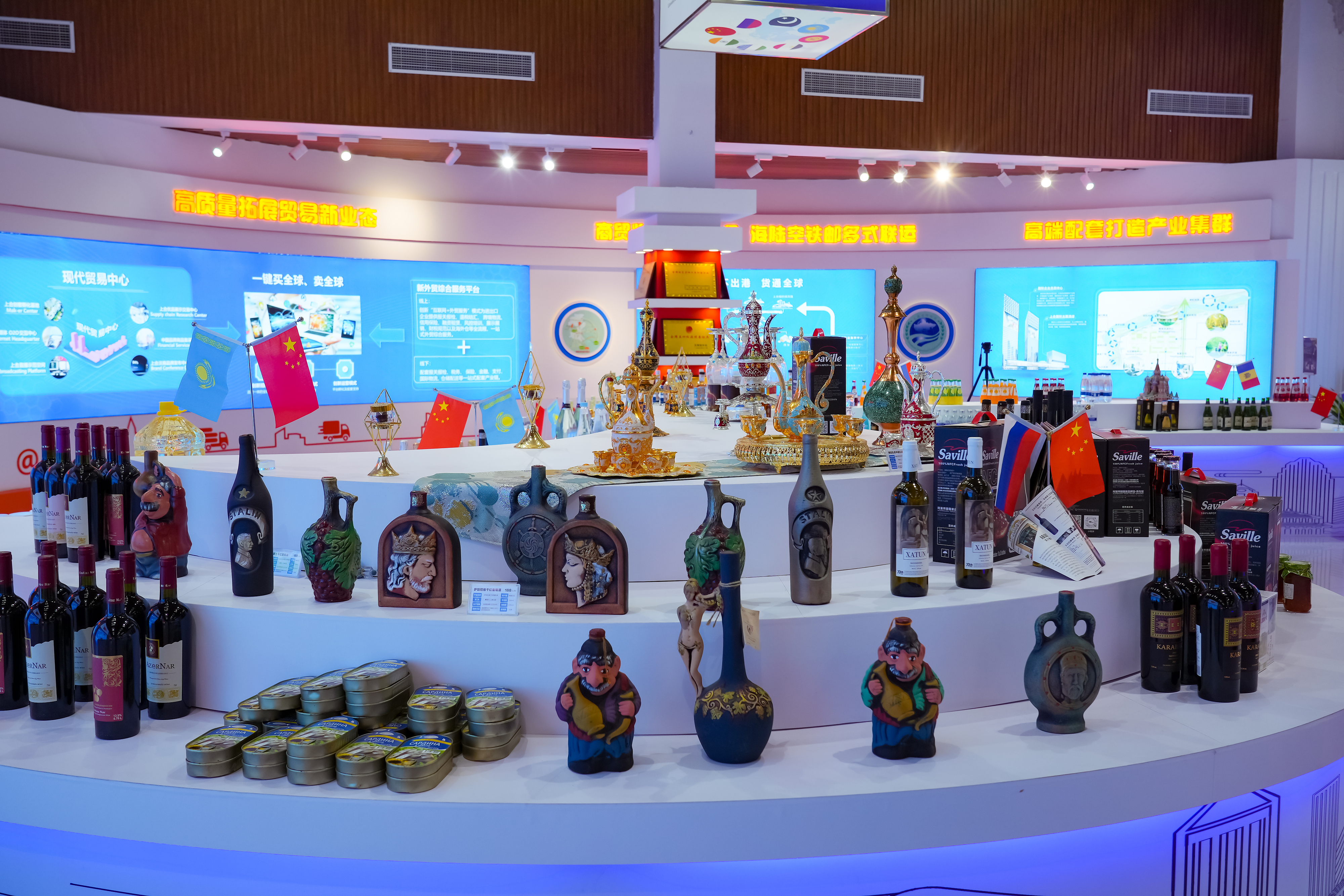 2022年10月19日，青島，上合示范區(qū)展出的上合國家特色商品。