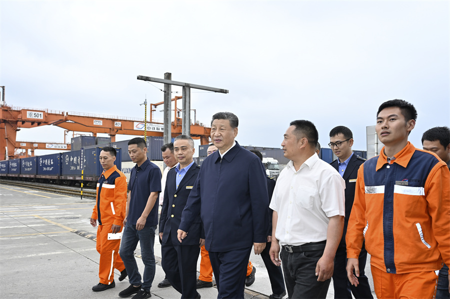 2024年4月22日至24日，中共中央總書記、國家主席、中央軍委主席習(xí)近平在重慶考察。這是22日下午，習(xí)近平在重慶國際物流樞紐園區(qū)重慶鐵路集裝箱中心站，同貨車司機、列車司機、裝卸工人、場站管理人員等親切交流。新華社記者 岳月偉 攝