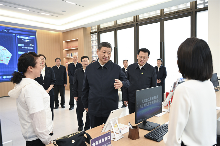 2024年4月22日至24日，中共中央總書記、國家主席、中央軍委主席習(xí)近平在重慶考察。這是22日下午，習(xí)近平在九龍坡區(qū)謝家灣街道民主村社區(qū)考察。新華社記者 謝環(huán)馳 攝