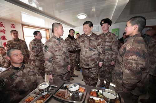 2014年1月26日中午，習(xí)近平來到連隊(duì)食堂，同戰(zhàn)士們一起用餐。新華社記者 李剛 攝