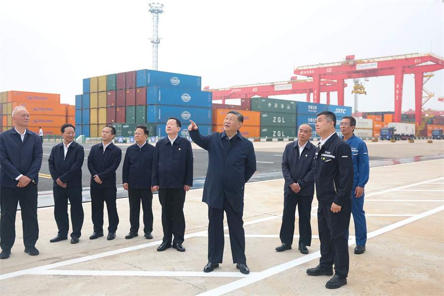 2024年5月22日至24日，中共中央總書記、國(guó)家主席、中央軍委主席習(xí)近平在山東考察。這是22日下午，習(xí)近平在日照港察看全自動(dòng)化集裝箱碼頭作業(yè)場(chǎng)景。新華社記者 鞠鵬 攝