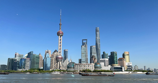 沿蘇州河遠(yuǎn)眺陸家嘴城市建筑群。人民網(wǎng) 馬作鵬 攝