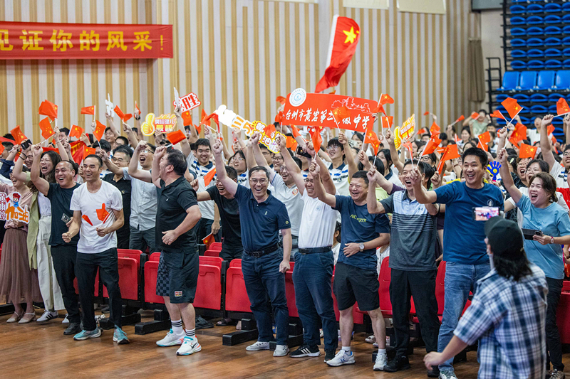 北京時(shí)間7月27日，2024年巴黎奧運(yùn)會(huì)首個(gè)比賽日，在射擊10米氣步槍混合團(tuán)體比賽中，中國選手黃雨婷/盛李豪獲得金牌。圖為黃雨婷的母校師生們通過收看奧運(yùn)直播的方式為她加油助威。