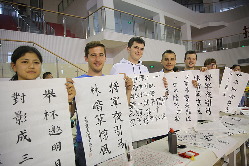 2017年6月5日，來自青島大學(xué)和中國石油大學(xué)（華東）的外國留學(xué)生在展示剛剛現(xiàn)場完成的書法作品。