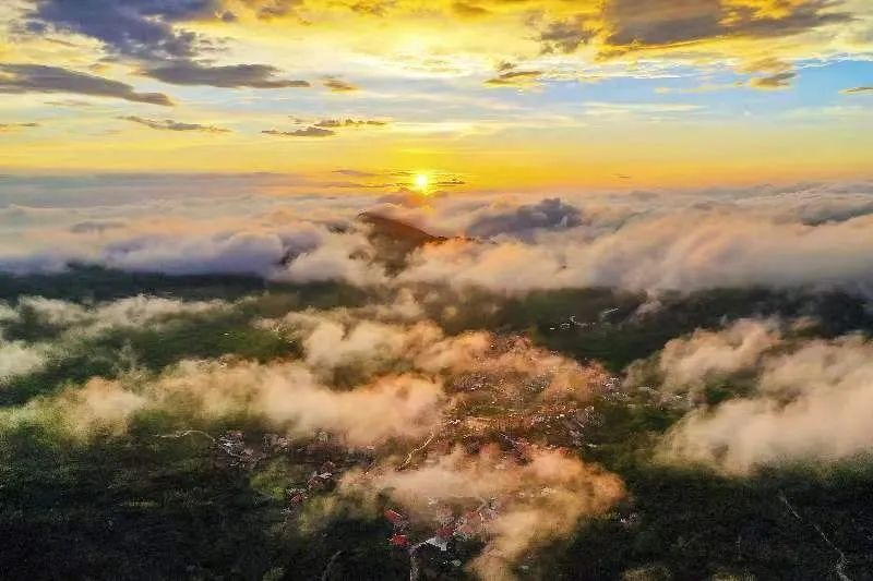 圖為云霧繚繞的軍營(yíng)村，群山盡翠，紅瓦掩映。廈門市委宣傳部供圖