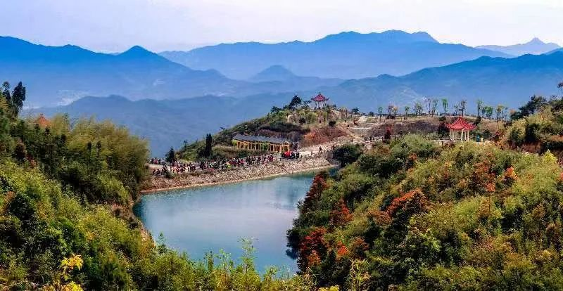 圖為游客們到軍營(yíng)村七彩池欣賞美景。廈門市委宣傳部供圖