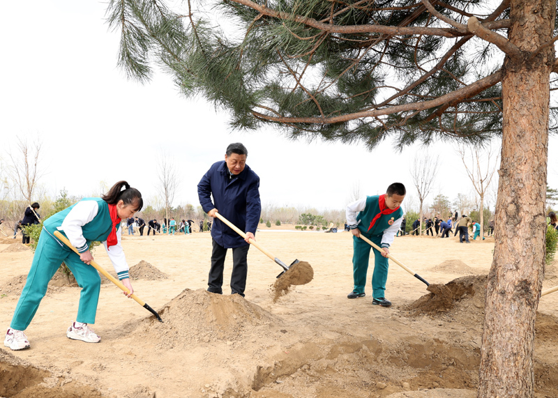2022年3月，習近平總書記來到北京市大興區(qū)黃村鎮(zhèn)參加首都義務植樹活動，同大家一起植樹。新華社記者 黃敬文 攝