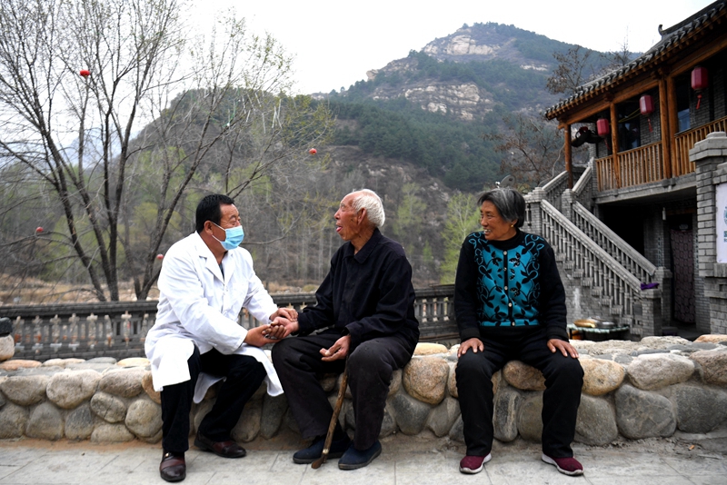 2020年4月15日，在河北阜平縣龍泉關(guān)鎮(zhèn)駱駝灣村，村醫(yī)霍建國為村民把脈。
