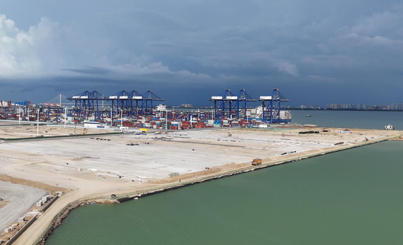 海南洋浦區(qū)域國際集裝箱樞紐港擴建工程項目現場。人民網記者 牛良玉攝