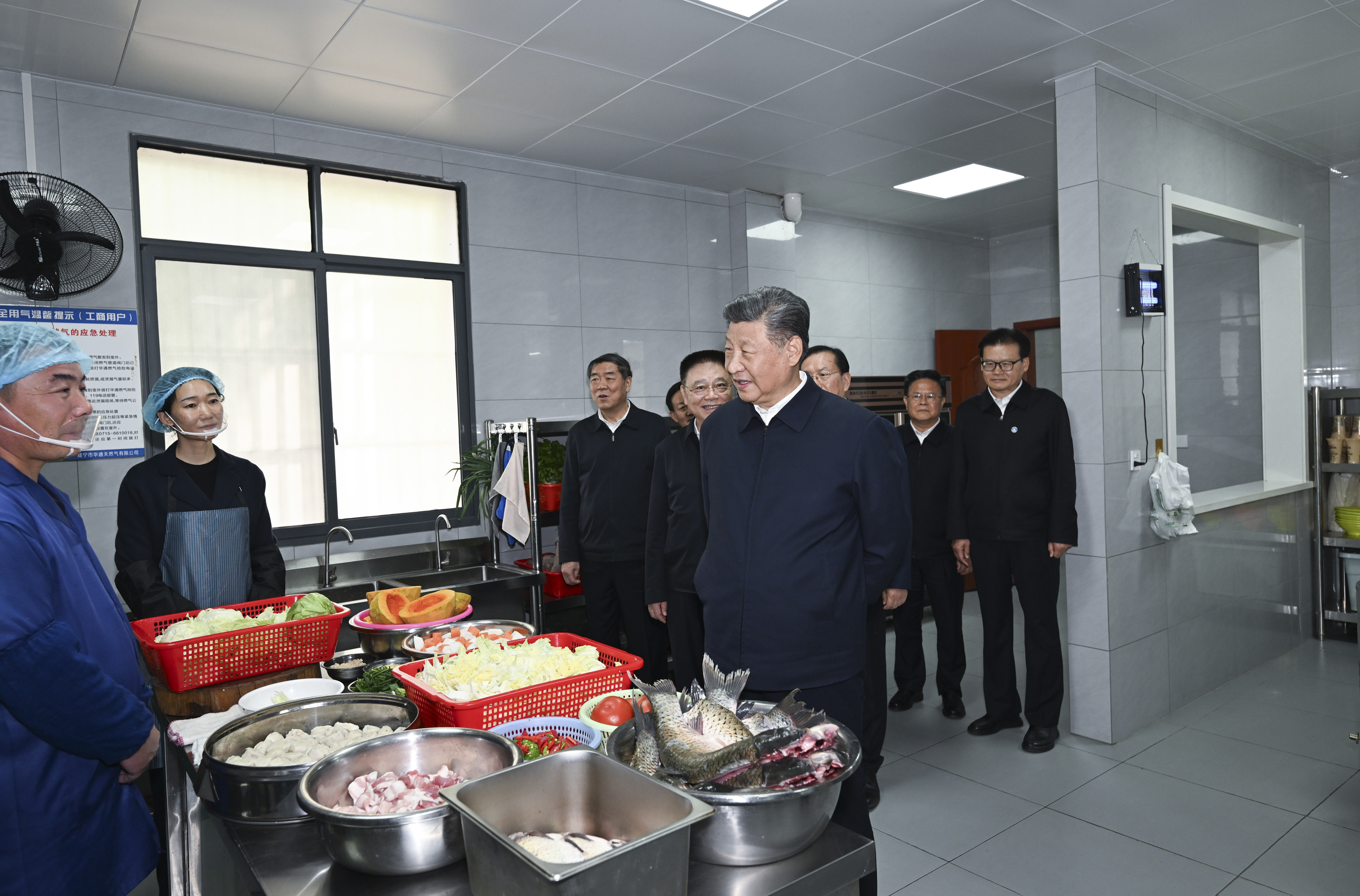 2024年11月5日，習(xí)近平總書記在湖北省咸寧市嘉魚縣潘家灣鎮(zhèn)四邑村考察。