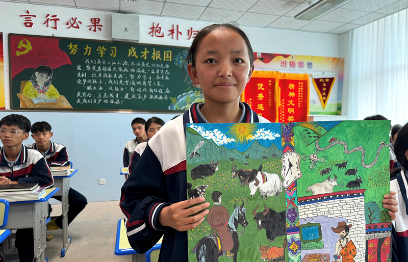 果洛西寧民族中學(xué)學(xué)生尼東拉毛在主題思政課上展示表現(xiàn)現(xiàn)代化家鄉(xiāng)的作品。