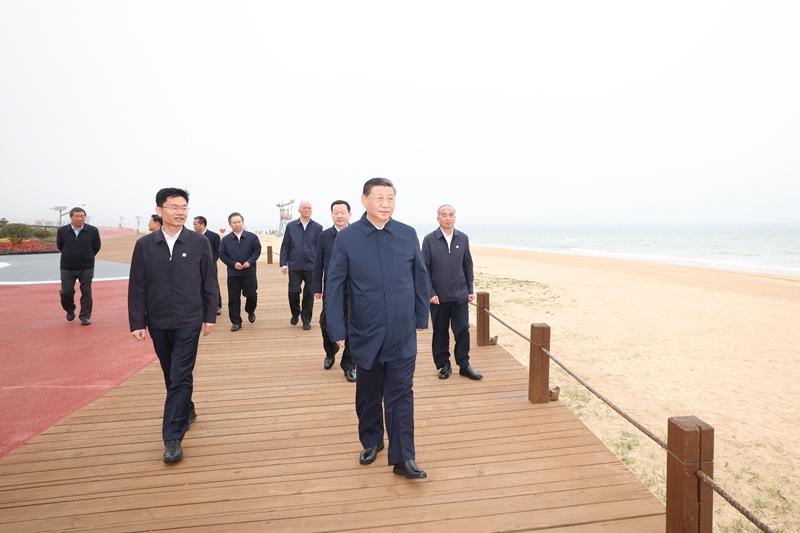 2024年5月22日，習(xí)近平總書(shū)記在山東日照陽(yáng)光海岸綠道考察。