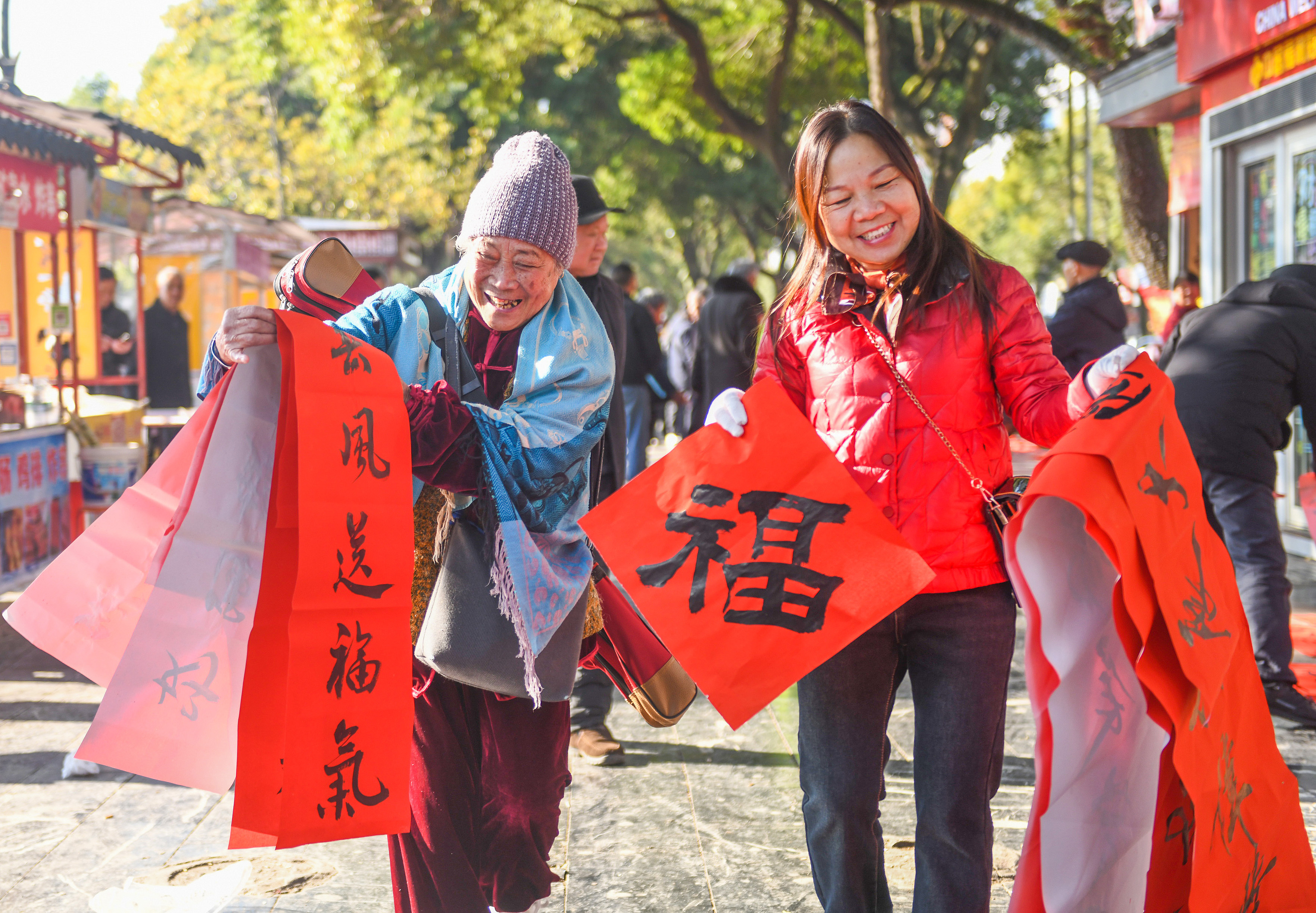 2025年1月13日，在湖南省永州市道縣西洲公園義工崗?fù)ぃ忻駛冾I(lǐng)到了書法志愿者為大家書寫的春聯(lián)。