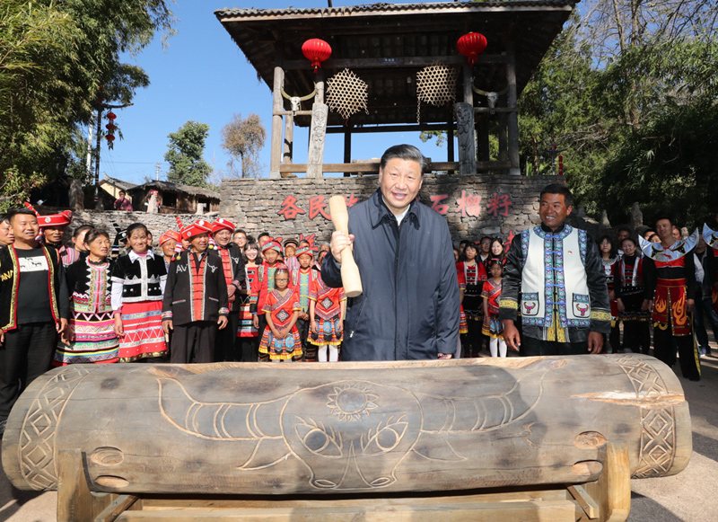 2020年1月19日，習(xí)近平總書(shū)記在云南省騰沖市清水鄉(xiāng)三家村中寨司莫拉佤族村廣場(chǎng)上，敲響三聲佤族木鼓，祝福來(lái)年風(fēng)調(diào)雨順、國(guó)泰民安。