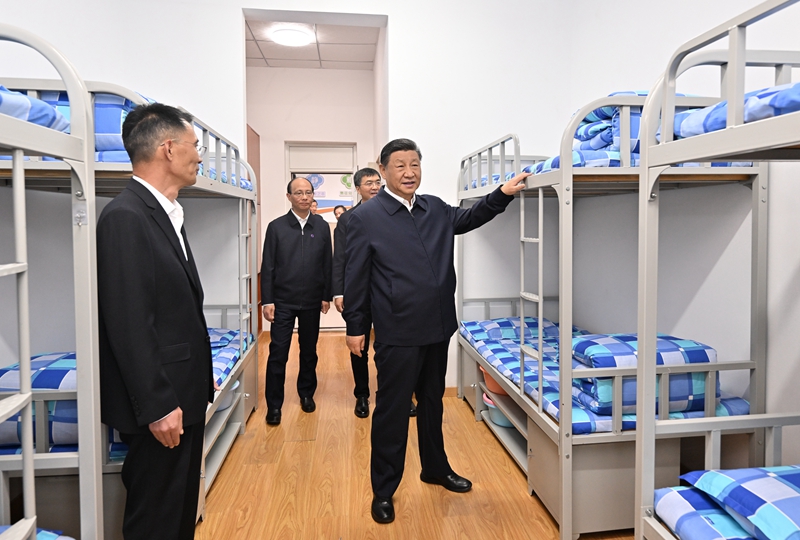2024年6月18日下午，習近平總書記在青海果洛西寧民族中學宿舍樓察看學生住宿條件。