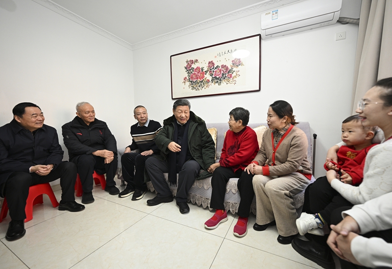 2025年1月23日上午，習近平總書記在遼寧沈陽大東區(qū)長安街道長安小區(qū)考察時，走進居民郎素蘭家中看望。
