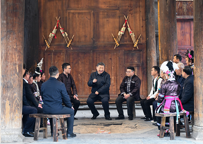 2025年3月17日，習(xí)近平總書(shū)記在貴州黔東南州黎平縣肇興侗寨考察時(shí)，在信團(tuán)鼓樓同村干部和村民代表圍坐在火塘邊，共話鄉(xiāng)村全面振興。