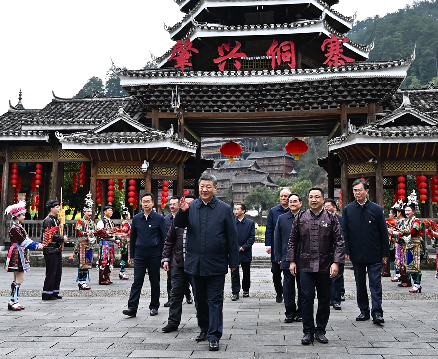 2025年3月17日下午，習(xí)近平在黔東南州黎平縣肇興侗寨考察時(shí)，在寨門(mén)口向身著民族盛裝歡迎的村民揮手致意。新華社記者 燕雁 攝