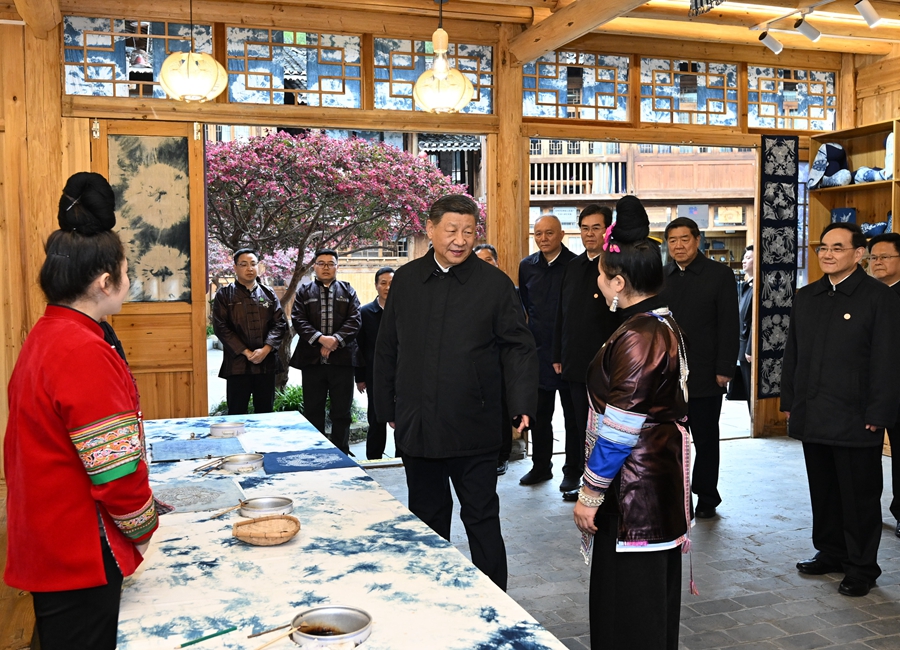 2025年3月17日下午，習(xí)近平在黔東南州黎平縣肇興侗寨侗鄉(xiāng)特色產(chǎn)業(yè)基地考察。新華社記者 謝環(huán)馳 攝