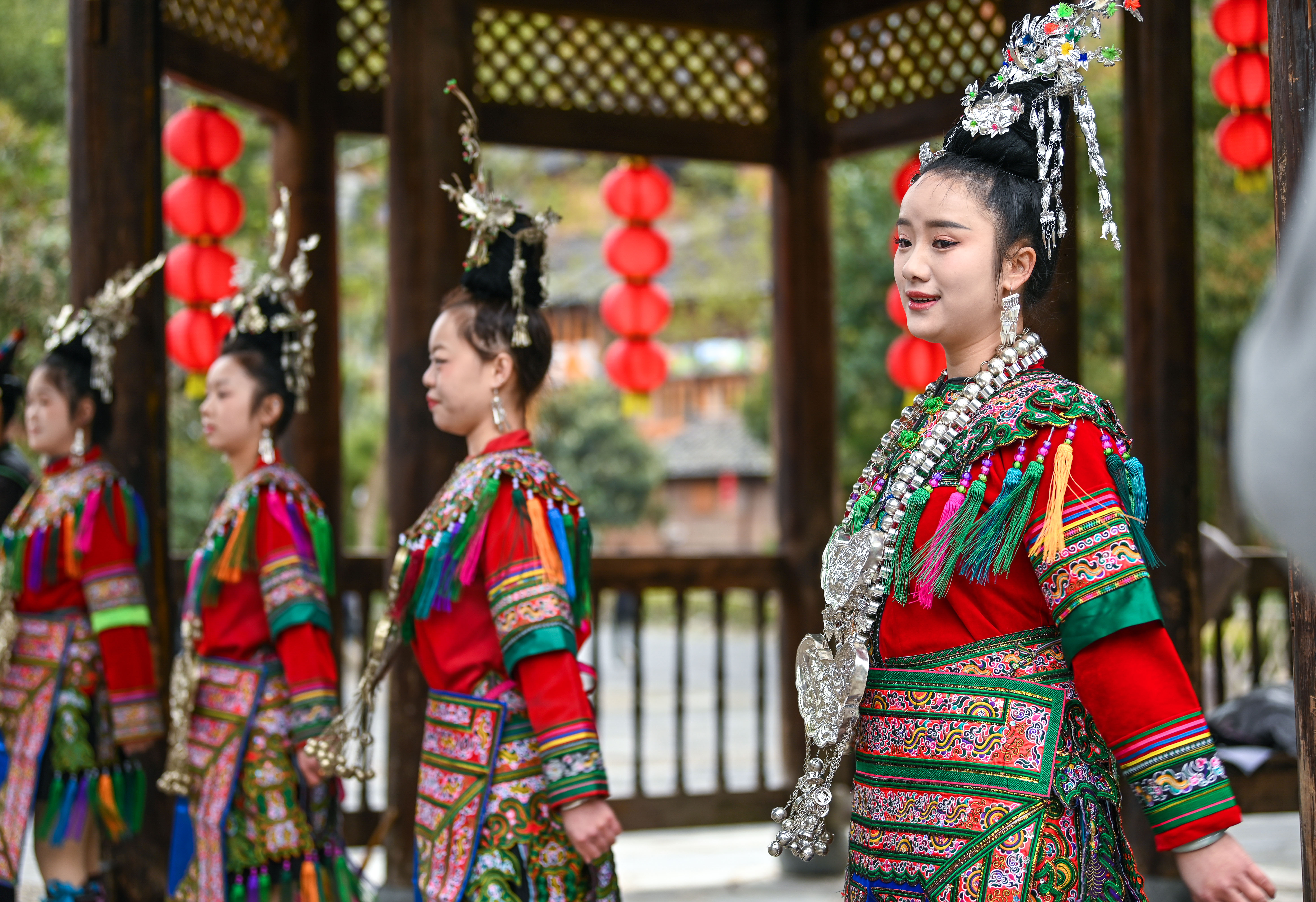  2025年3月18日，侗族群眾在貴州省黎平縣肇興侗寨給游客演唱侗族大歌。