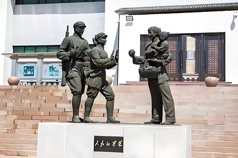錦州蘋(píng)果廉政文化展覽館前的《人民的蘋(píng)果》主題雕塑。（由遼沈戰(zhàn)役紀(jì)念館供圖）