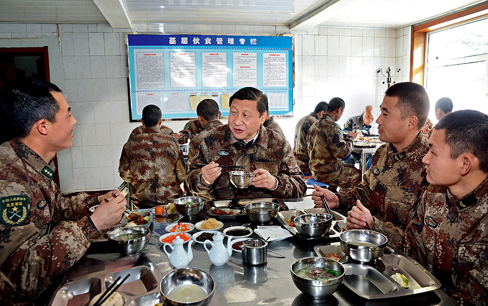 2014年1月26日，習(xí)近平主席專程來(lái)到內(nèi)蒙古軍區(qū)邊防某部，親切看望慰問(wèn)戍邊官兵。這是在連隊(duì)食堂，習(xí)近平主席同戰(zhàn)士們一起用餐。
