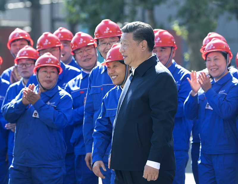 2018年9月26日，在中國(guó)一重集團(tuán)，習(xí)近平總書記走到工人中間，同大家親切交流。