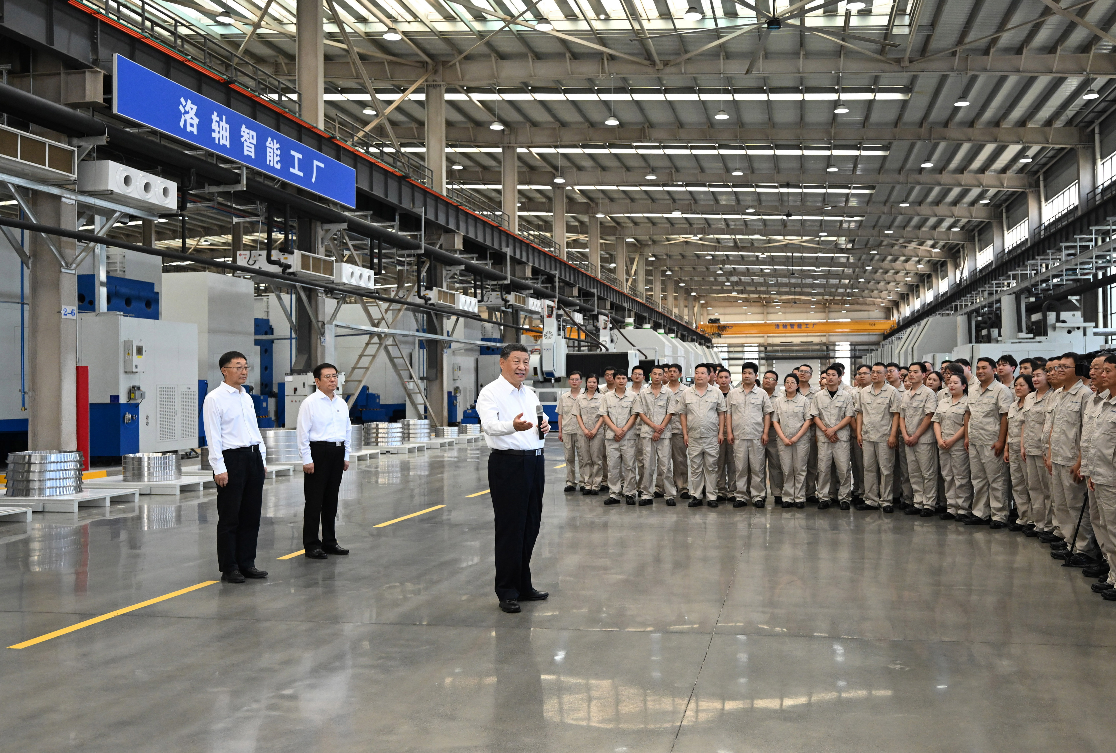 5月19日至20日，中共中央總書記、國家主席、中央軍委主席習(xí)近平在河南考察。這是19日下午，習(xí)近平在洛陽軸承集團(tuán)股份有限公司智能工廠考察時，同企業(yè)職工親切交流。新華社記者 燕雁 攝